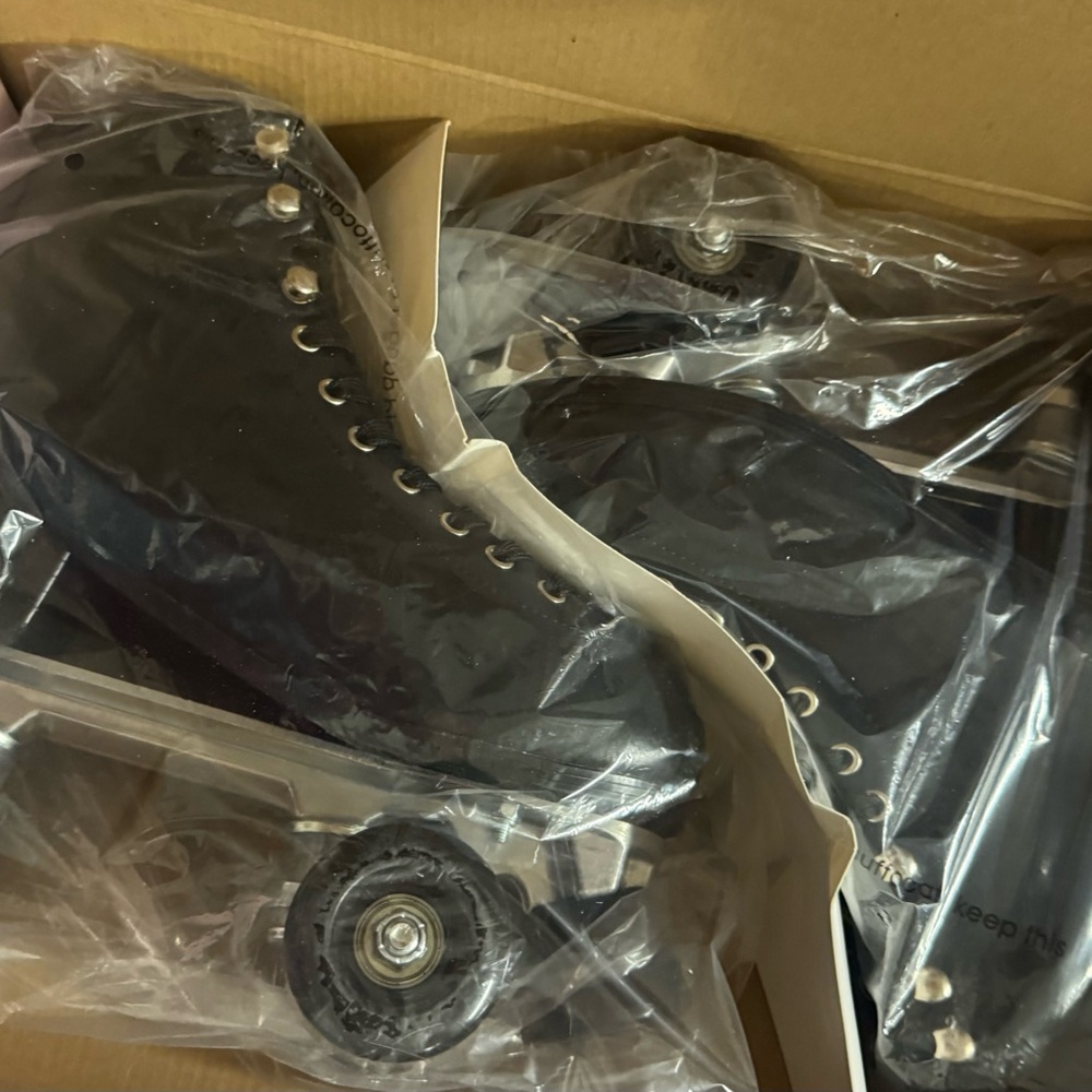 New Cosmic skates Black Roller Skates size 6 women’s